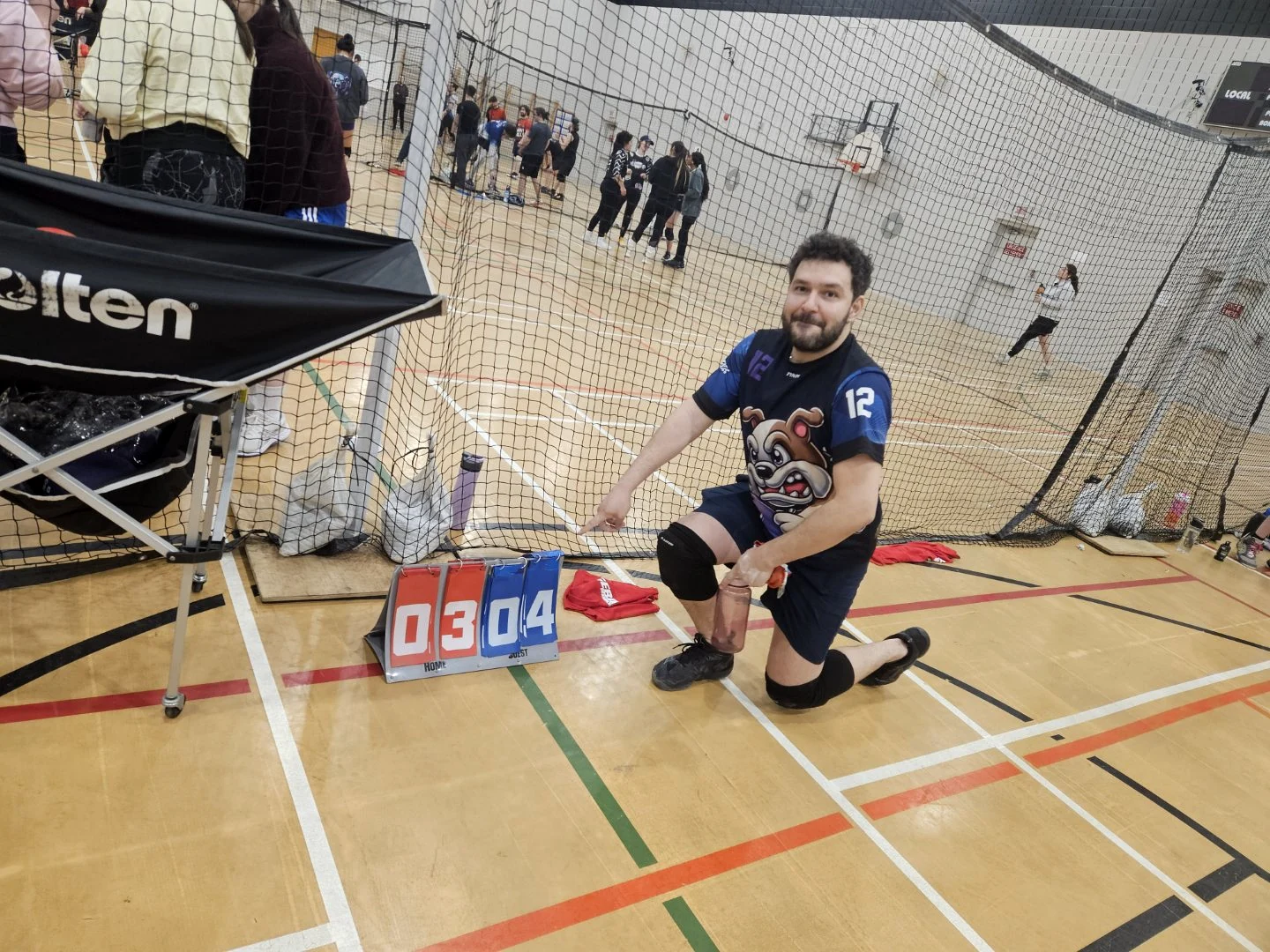 Joueur des Bulldodges près du tableau de pointage en tournoi