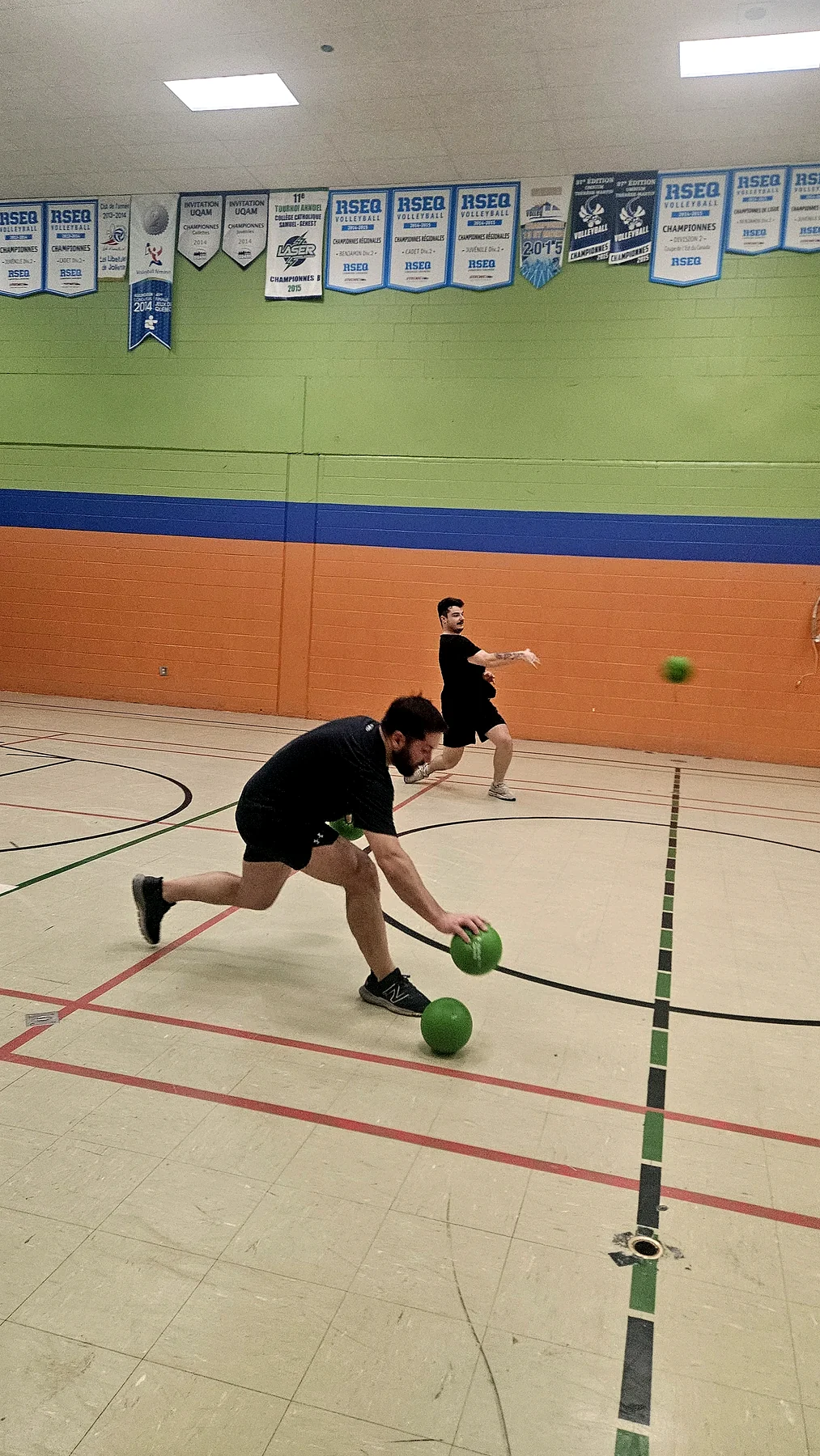 Action pendant une soirée régulière de dodgeball